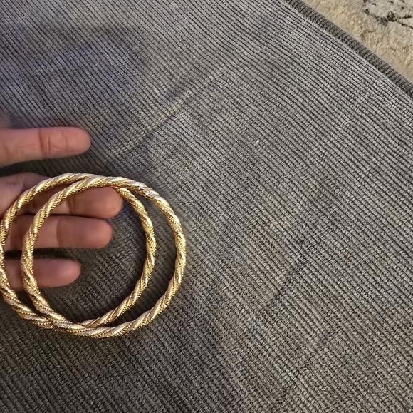 21kgp Dubai Jewelry Elegant Gold-Tone Twisted Bangles - Picture 3 of 10